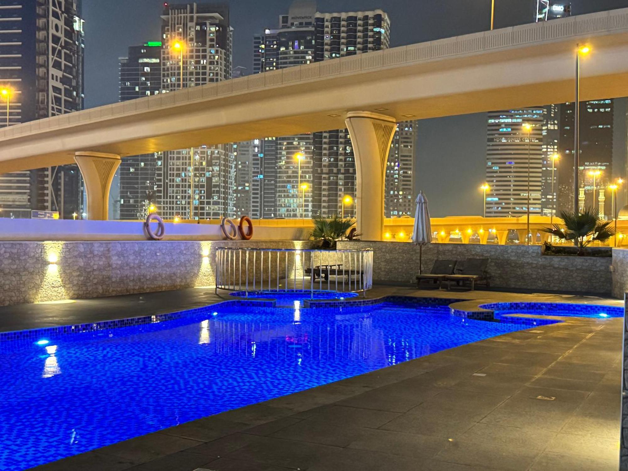 Marina Beachview - Tie