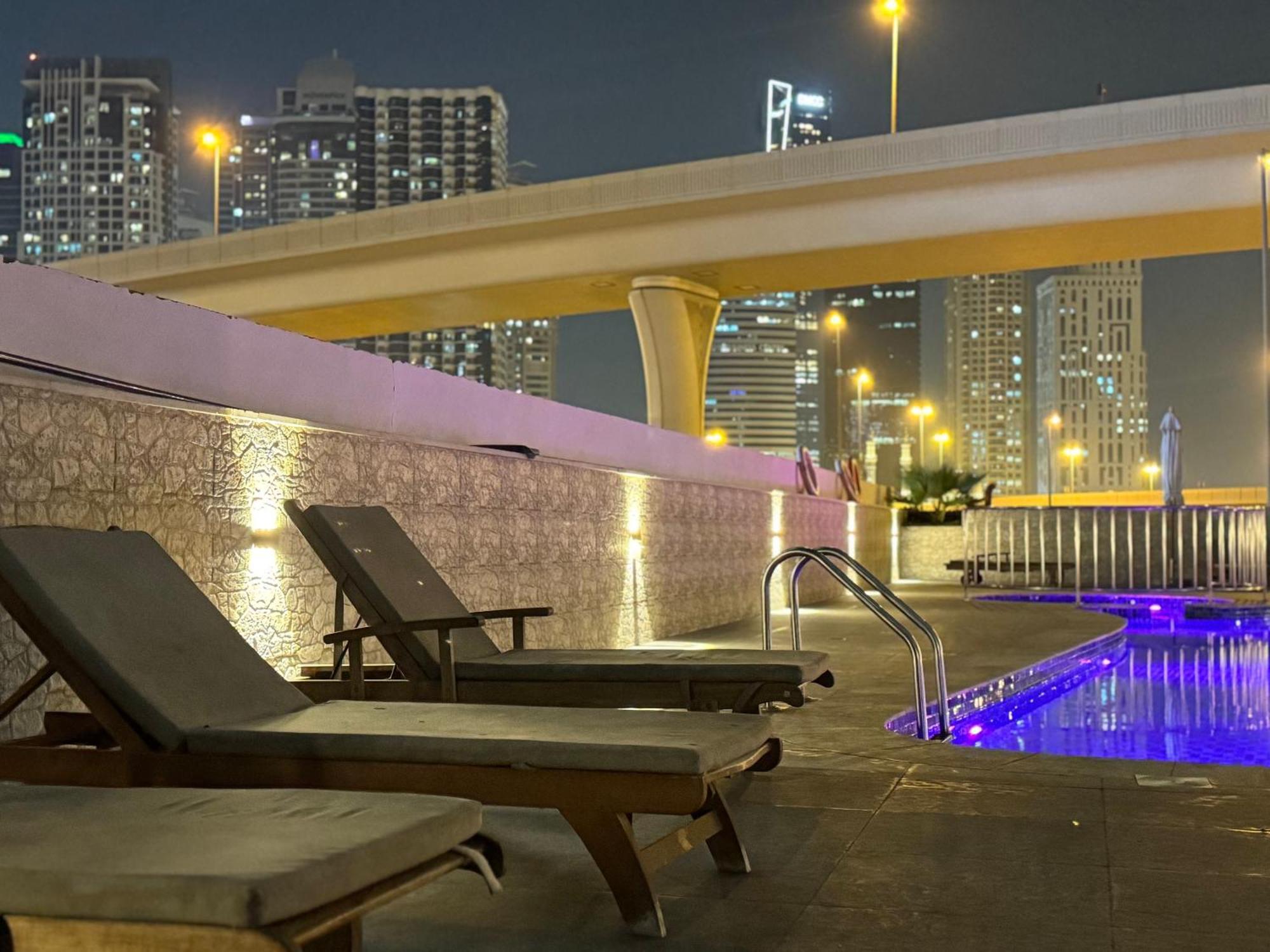Marina Beachview - Tie *